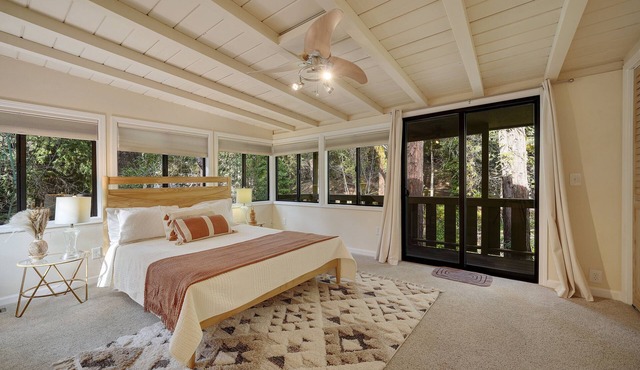 Cozy Woodland Escape, Hot Tub, Redwood + Water Views, mins from spas in Napa