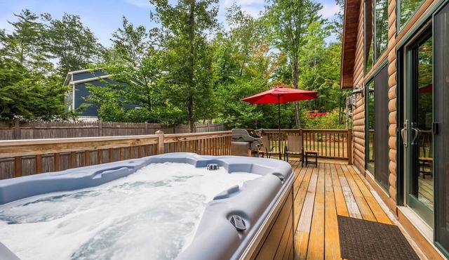 Cozy Woodland Escape w/Hot Tub-Near Attitash