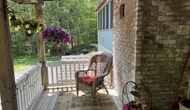 Cozy Woodland Retreat nestled in the Berkshires, close to Mass Moca.