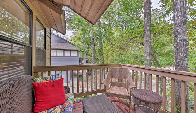 Cozy Woodlands Townhome w/Deck Near Market Street