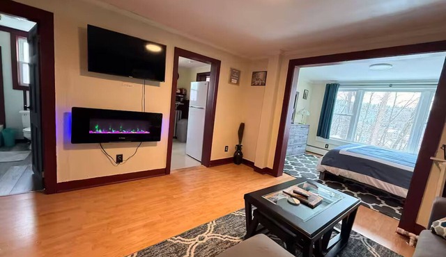 Cozy Woodsview Getaway – Walk to Town