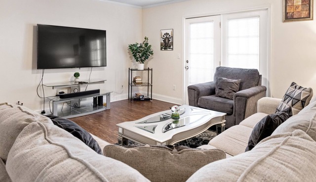 Cozy Work Friendly Condo in Florence
