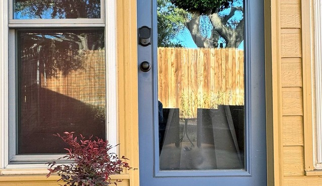 Cozy Work Retreat in North Dallas-Addison Area…Pet Friendly!