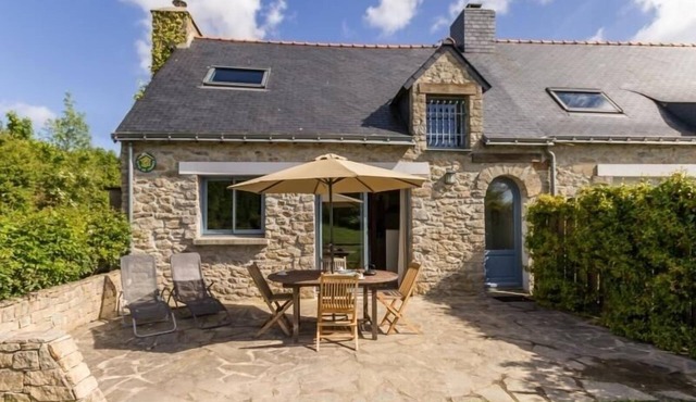Cozy XVIIIth Century Farmhouse with Modern Amenities, Electric Car Charger, Near Guérande