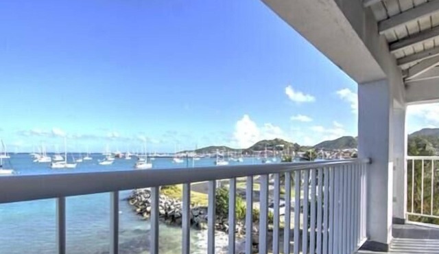 Cozy Yacht Club in Marigot.