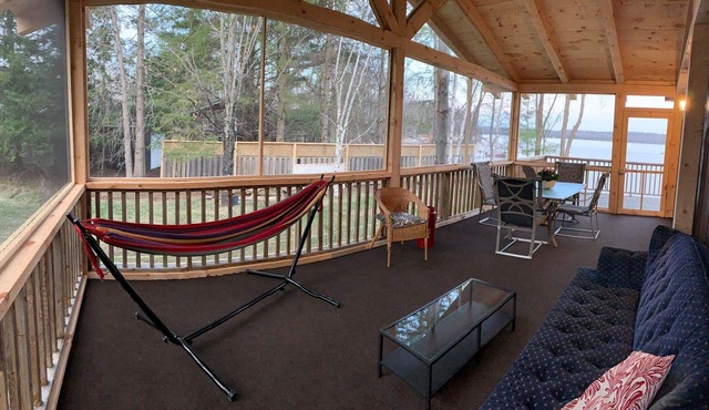 Cozy year round cottage on beautiful Dalhousie Lake!