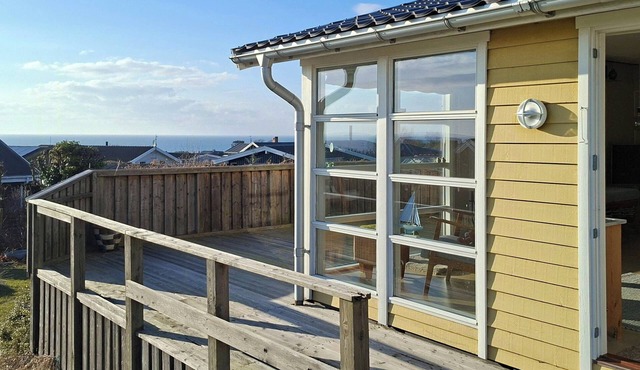 Cozy yellow holiday home with sea view
