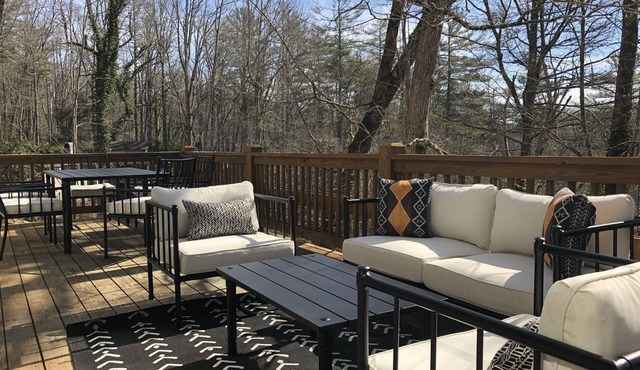 Cozy Yet Modern Cottage. Pet Friendly. 1.3 Miles to Town. Mountain Views.