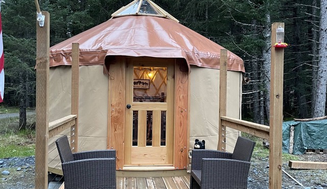 Cozy yurt just a short distance to Seward boat harbor and downtown.