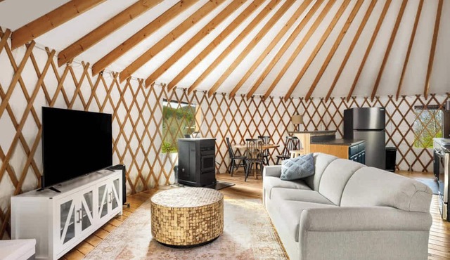 Cozy yurt w/hot tub & fire pit near Lost River