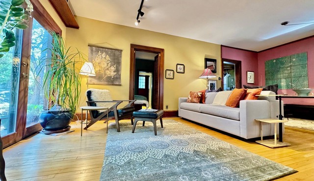 Cozy Zen Retreat by Lake Bde Maka Ska; perfect for getaways, families & friends