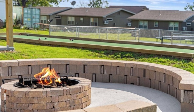 Cozy zero-step cabin by lake. Pvt. Hot tub. Pool. Fire pit. Pickleball. Kayaks