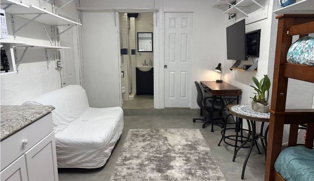 Cozy1/1 Studio Apt with private bathroom, car port and entrance close2 Miami Zoo