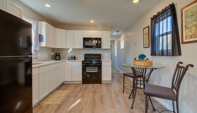Cozy1bed with LG private fenced yard, Brisbin Rd I-80 Short to Long-term ADD RV
