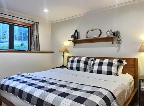 CozyDen - AC, Grill, Bike to Mountain, Porch!