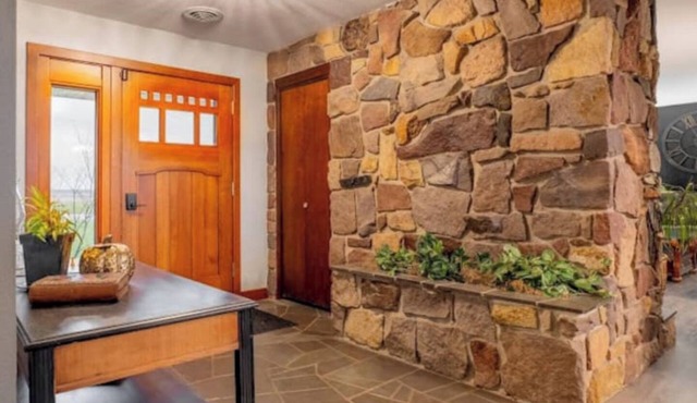 CozyHome-HotTub-Pool-WI-FI-KingBed-ArcadeGames-PoolTable