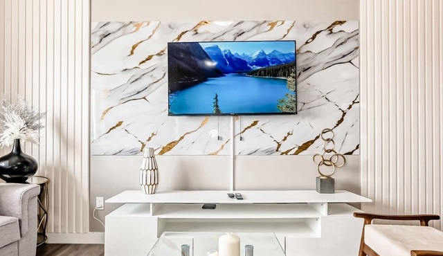 Cozyhub Vacation Rental with AC-Shops, Calgary Airport/Free Parking/Near Parks