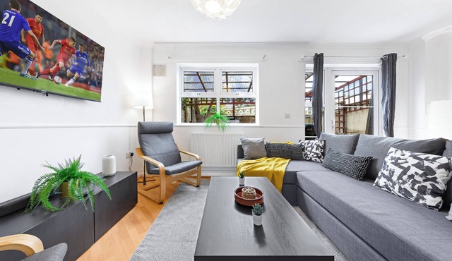 Cozylease 3-Bed Retreat Near O2/LCY with Gym, Workspace, Garden & Free Parking