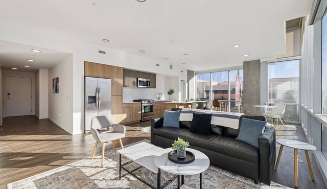 CozySuites Adeline 2BR - gym, pool, valet parking!