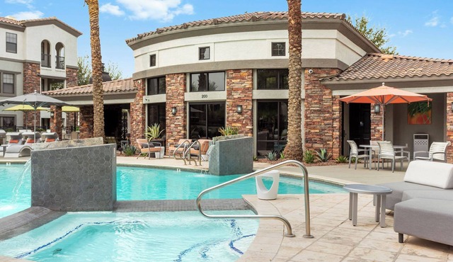 CozySuites Glendale by the stadium with pool! 28