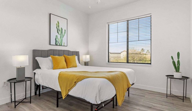 CozySuites Glendale by the stadium with pool! 18