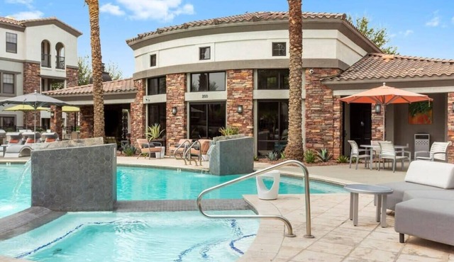 CozySuites Glendale by the stadium with pool 09
