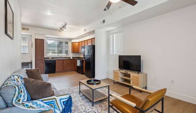 CozySuites Glendale - Westgate w pool! 14