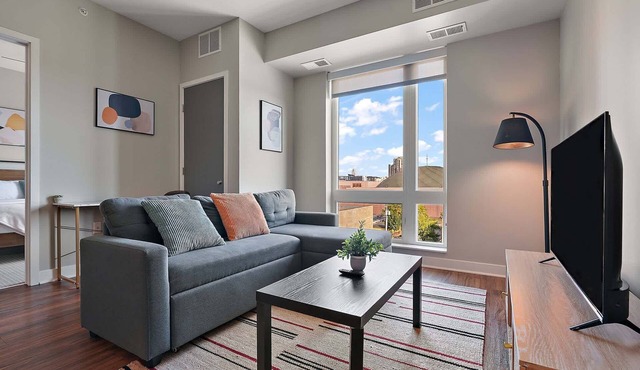 CozySuites Marquee 1BR w/pool & gym | Queen bed