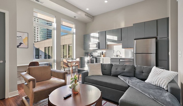 CozySuites Marquee 1BR w/pool & gym | King bed