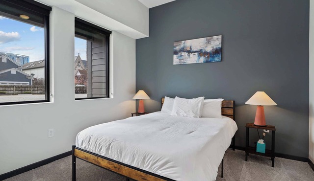 CozySuites Mass with parking, lounge & roof deck #23