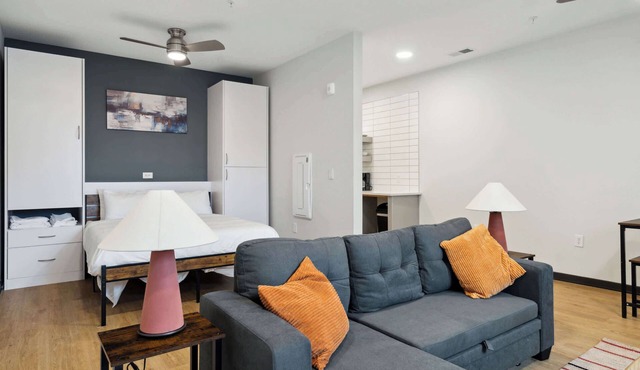 CozySuites Mass with parking, lounge & roof deck #38