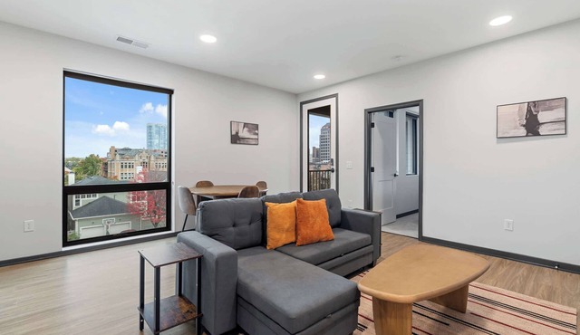 CozySuites Mass w/parking, lounge & roof deck #39