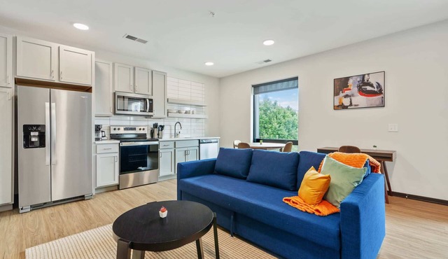 CozySuites Mass w/parking, lounge & roof deck #4