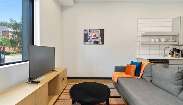 CozySuites Mass with parking, lounge and roof deck 1