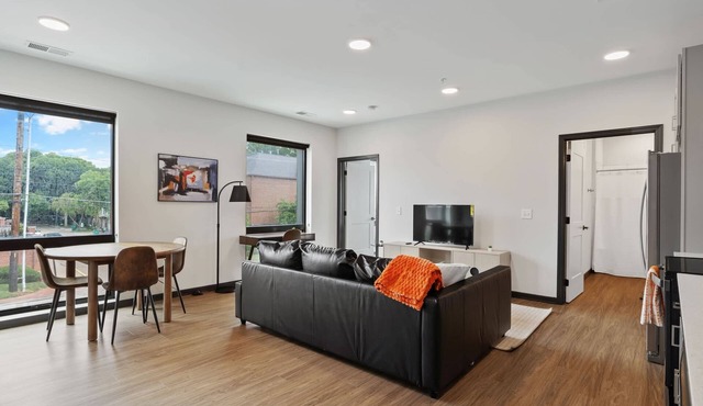 CozySuites Mass with parking, lounge and roof deck 9