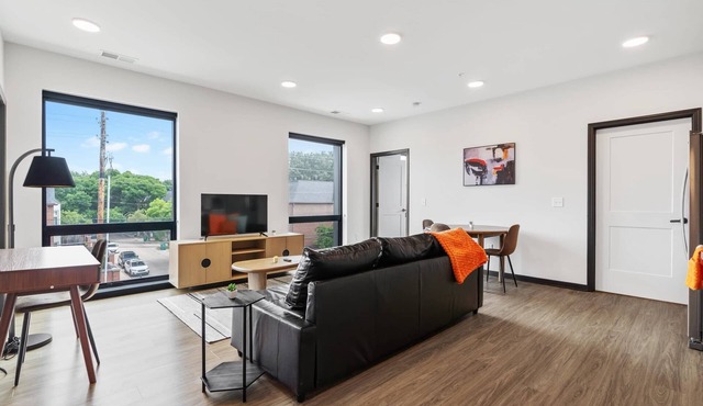 CozySuites Mass with parking, lounge and roof deck 10