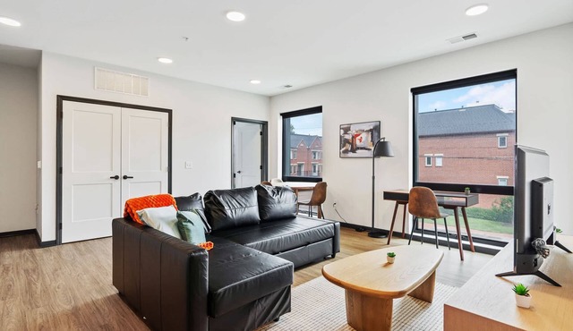 CozySuites Mass with parking, lounge and roof deck 19