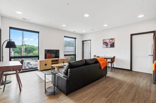 CozySuites Mass with lounge and roof deck #20