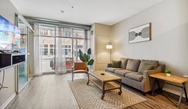 CozySuites Mill District with pool, gym #02