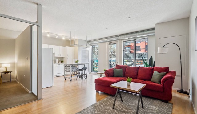 CozySuites Mill District with pool, gym #07