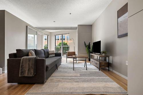 CozySuites Mill District with pool, gym #12