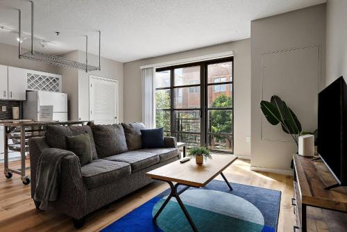 CozySuites Mill District with pool, gym #13