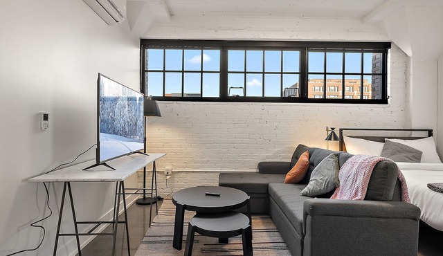 CozySuites NLG - Modern studio condo #28