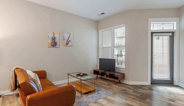 CozySuites - Penrose on Mass w/pool & parking #7