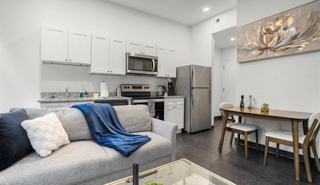 CozySuites Stunning 1BR in Downtown Pitts #34