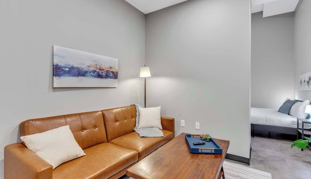 CozySuites Stylish 1BR in Downtown Pitts #14