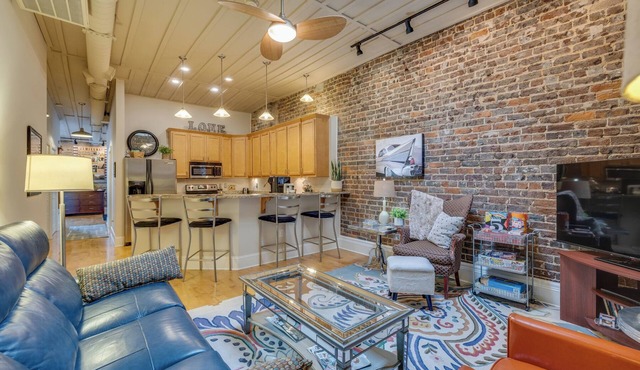 CozyUrbanLoft-Downtown Living, Walkable