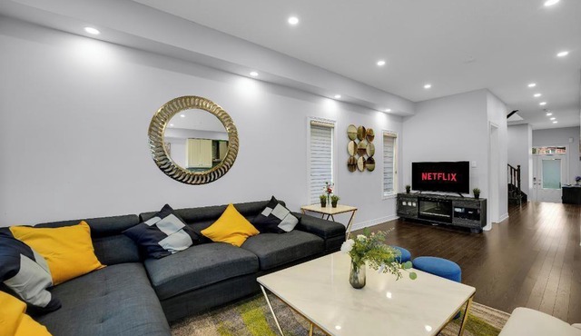 CozyVibe Stays: Spacious Family Friendly 3BR Townhome