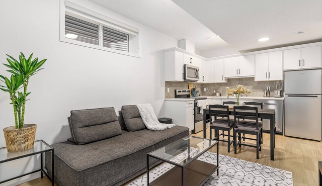 CozyWolf (New 2 Bedroom Suite)