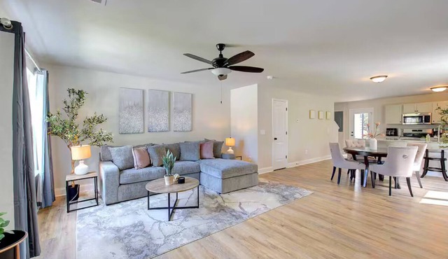 Cozzy home away from home fenced in back yard and pet friendly
